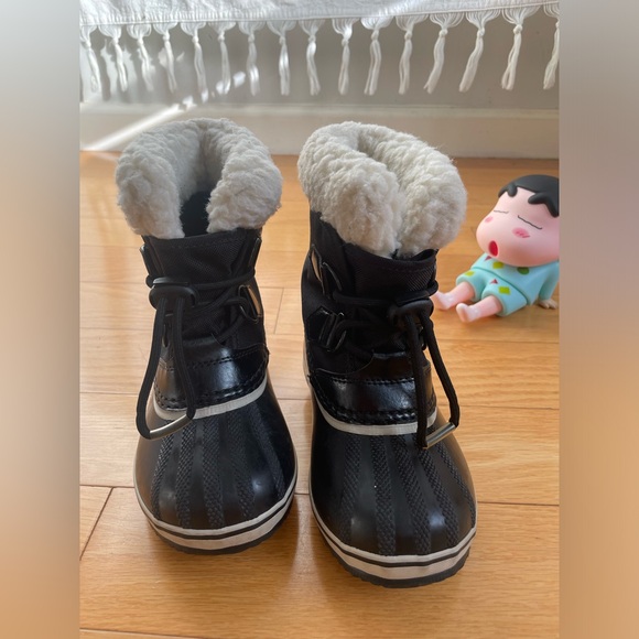 Sorel kid waterproof winter boot. Kid size 11. - Picture 6 of 16